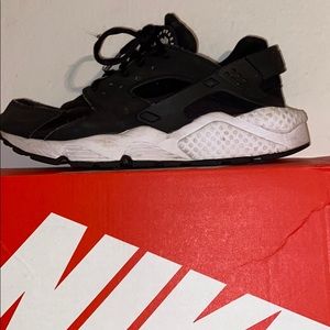 Nike women’s size 7 1/2 b&w huaraches